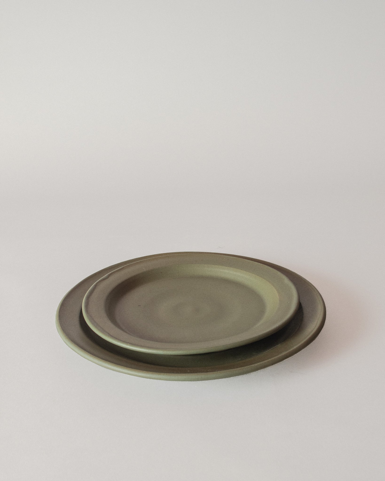 Rimmed Dinner Plate in Grass Green