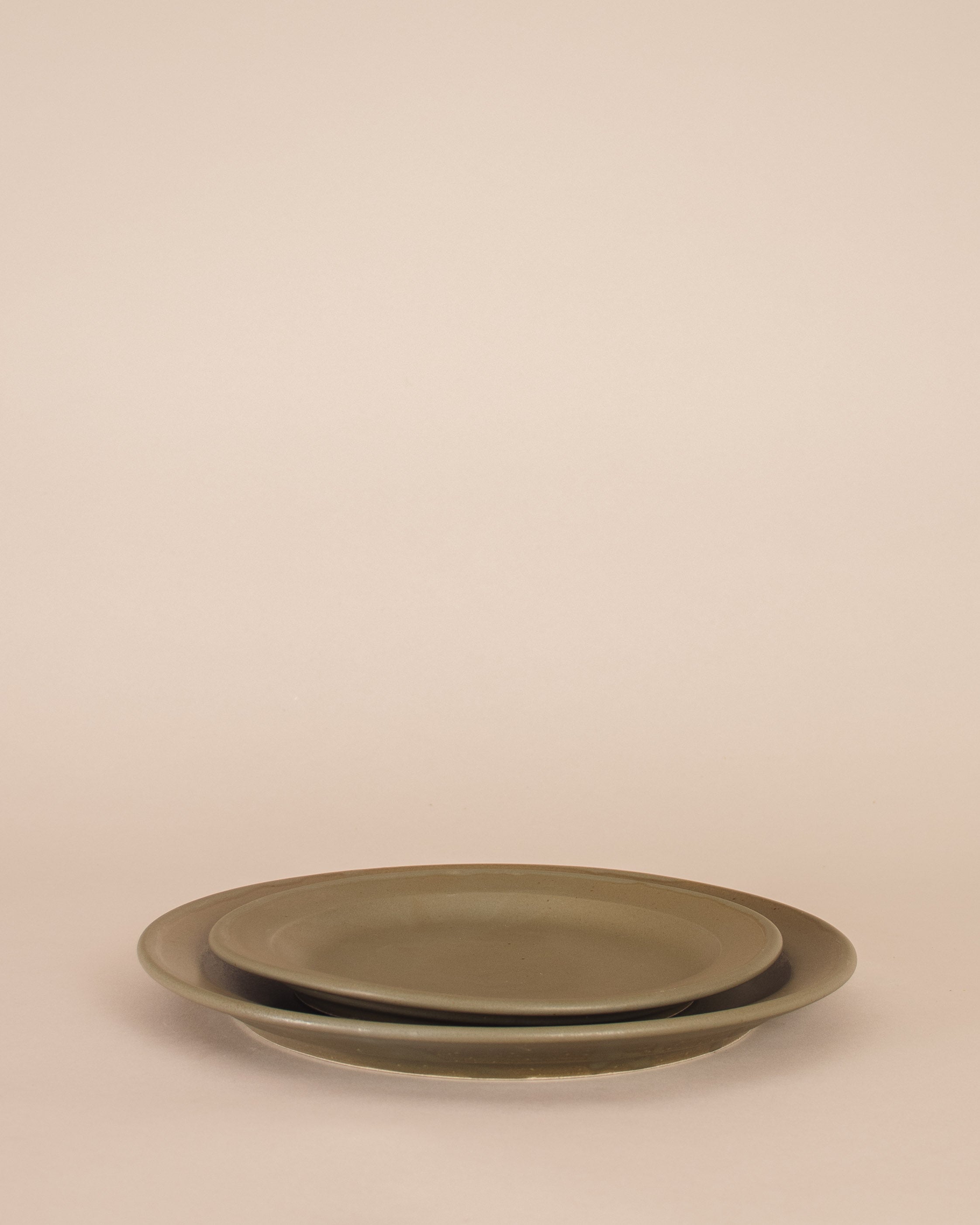 Rimmed Dinner Plate in Moss - GOOD FRIEND